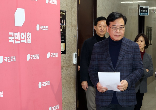 송언석 국민의힘 원내대표가 18일 국회 본청 국민의힘 원내대표실에서 현안 관련 설명을 하기 위해 나오고 있다.<연합뉴스 사진>