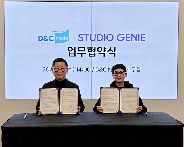 kt 스튜디오지니 정근욱(왼쪽) 대표와 디앤씨미디어 최원영 대표가 업무협약식에서 기념 촬영을 하고 있다. kt 스튜디오지니 제공