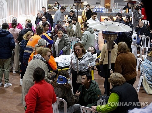 병원으로 이송돼 치료받는 고속열차 충돌 사고 부상자들. 로이터 연합뉴스