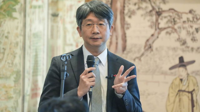 임승관 질병관리청장은 19일 충북 청주에서 2026년 질병관리청 출입기자단 오찬 간담회에서 ‘감염병 위기 관리체계 고도화’를 설명하고 있다. [질병청 제공]