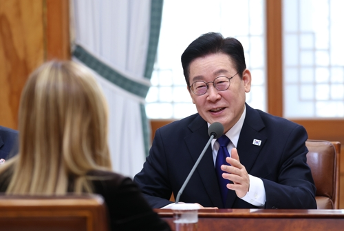 이재명 대통령이 19일 청와대에서 열린 조르자 멜로니 이탈리아 총리와의 확대회담에서 발언하고 있다. [연합뉴스]