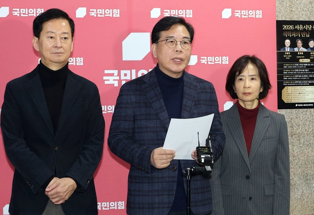 송언석(가운데) 국민의힘 원내대표가 18일 국회에서 현안 관련 브리핑하고 있다. 왼쪽은 최은석, 오른쪽은 최수진 원내수석대변인. [연합뉴스]