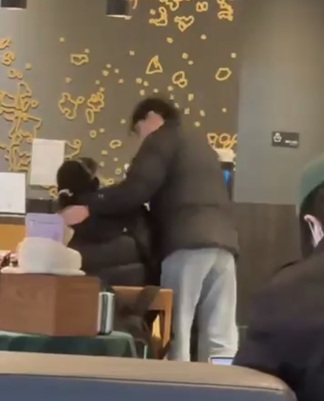 어깨 만지고 포옹하고…‘이틀간 여성 12명 공포의 추행’ 30대 구속