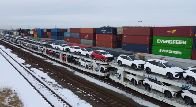 현대차 체코공장에서 출고된 차량이 현대글로비스 전용 철도 화차 편성을 통해 운송되는 모습. 현대글로비스 유럽  SNS 갈무리
