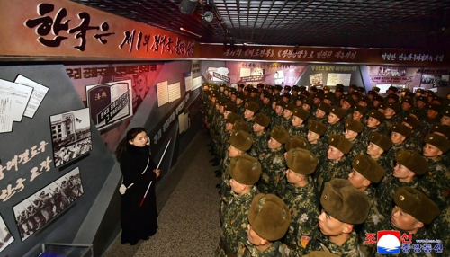 북한 사회주의애국청년동맹 창립 80주년 기념행사 참가자들이 평양 시내 여러 곳을 참관했다고 조선중앙통신이 19일 보도했다. 중앙계급교양관을 찾은 참가자들이 “한국은 제1의 적대국, 불변의 주적”이라는 문구가 적힌 전시관에서 해설사의 설명을 듣고 있다. [평양 조선중앙통신=연합뉴스]