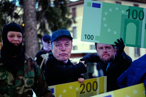 전세계 슈퍼리치 재산 2경7000조원…“상위 12명이 하위 40억명 압도”