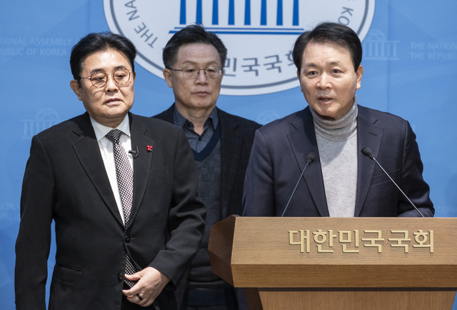 성일종(오른쪽) 국민의힘 의원이 지난 1월 8일 국회 소통관에서 전병헌(왼쪽) 새미래민주당 대표의 기자회견에 앞서 배석자로서 발언하고 있다.<연합뉴스 사진>