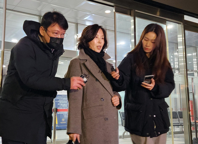 강선우 무소속 의원에게 ‘공천헌금’ 1억원을 전달한 혐의를 받는 김경 서울시의원이 19일 서울경찰청 공공범죄수사대에서 조사를 마친 뒤 건물을 나서고 있다. [연합뉴스]