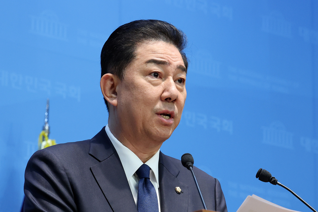 김병기 더불어민주당 의원이 19일 국회에서 기자회견을 열고 자진탈당 의사를 밝히고 있다. [연합뉴스]
