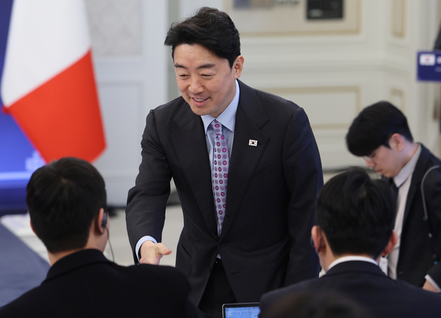 강훈식 비서실장이 19일 청와대에서 열린 한-이탈리아 공동언론발표에서 취재진과 대화하고 있다. 연합뉴스