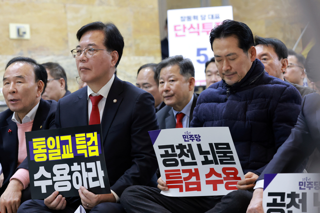 더불어민주당에 통일교·공천헌금 ‘쌍특검’ 수용을 요구하며 단식 농성 중인 장동혁 국민의힘 대표가 19일 국회 로텐더홀에서 열린 쌍특검 수용 요구 규탄대회에 참석, 잠시 눈을 감고 있다. [연합뉴스]