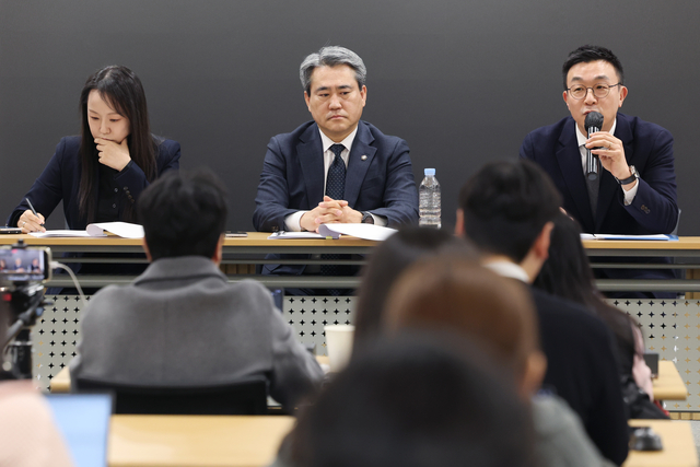 윤석열 전 대통령이 체포방해 사건 1심에서 징역 5년을 선고받은 것과 관련해 윤 전 대통령 변호인단인 유정화(왼쪽부터)·송진호·최지우 변호사가 19일 서울 서초구 라이프비즈니스센터에서 기자회견을 하고 있다. [연합뉴스]