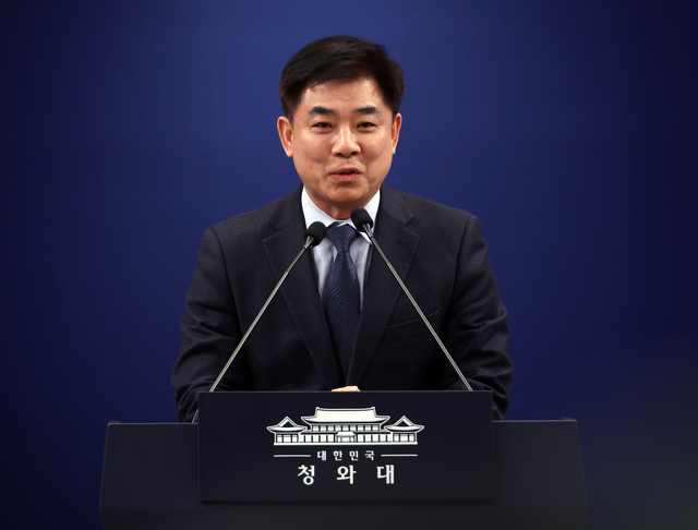 김병욱 정무비서관이 19일 청와대 기자회견장에서 사직 의사를 밝히고 있다. 연합뉴스