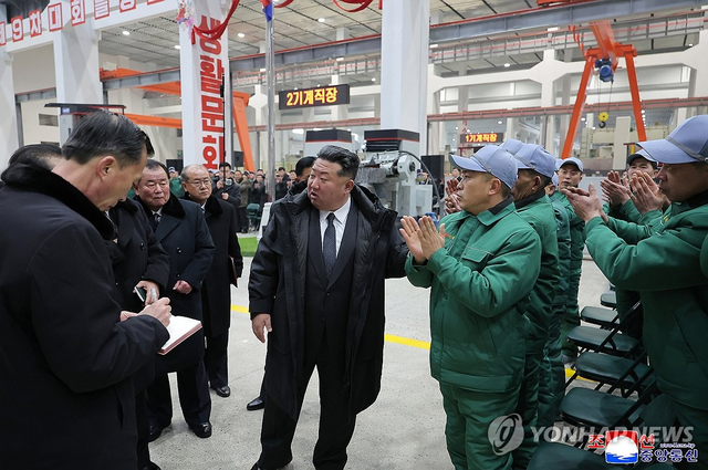 북한의 룡성기계연합기업소 1단계 개건현대화대상 준공식이 김정은 북한 국무위원장이 참석한 가운데 지난 19일 진행됐다고 조선중앙통신이 20일 보도했다. 연합뉴스