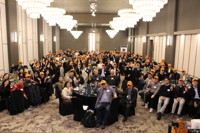 서울 잠원동 리버사이드 호텔 몽블랑 홀에서 지난 16일 열린 ‘미국 일리노이대 한국 총동문회 2026년 신년회’에서 참석자들이 기념촬영을 하고 있다. 미국 일리노이대 한국 총동문회 제공