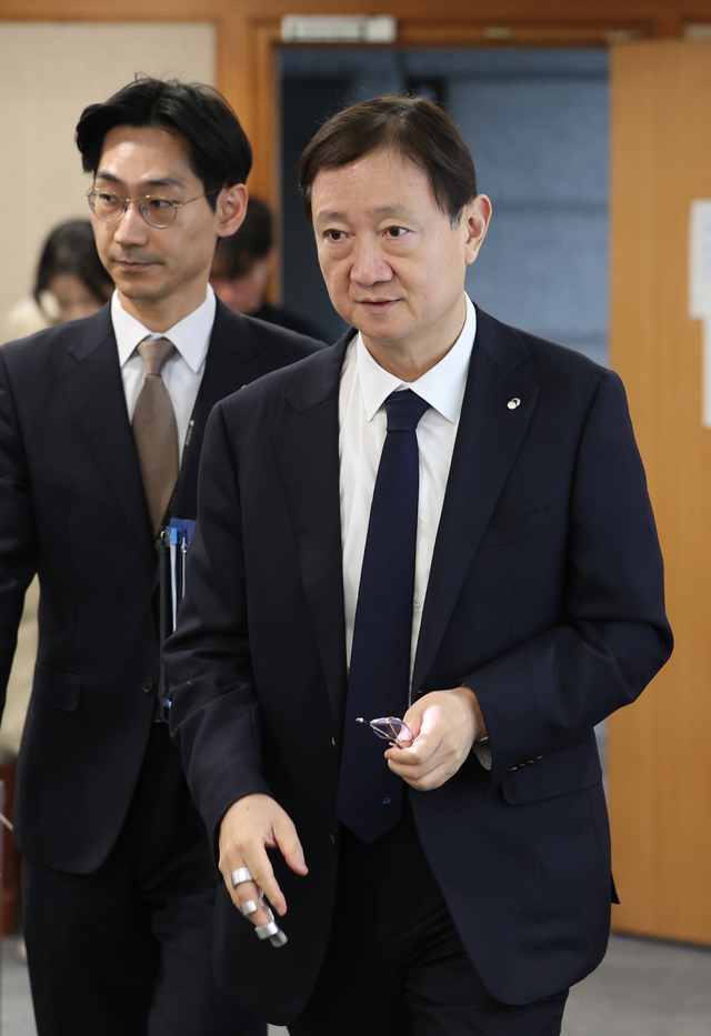 이찬진 금융감독원장이 20일 서울 여의도 금감원에서 열린 기관전용 사모펀드(PEF) 운용사 최고경영자(CEO) 간담회에서 자리로 향하고 있다. 연합뉴스
