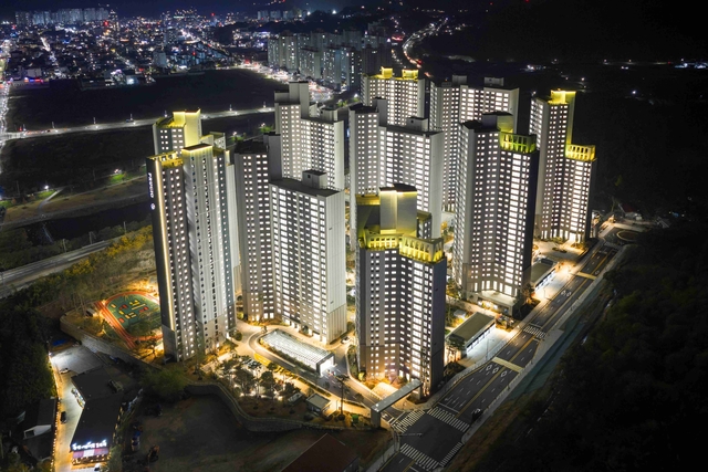 드론으로 촬영한 광양 푸르지오 센터파크 점등식. [대우건설 제공]