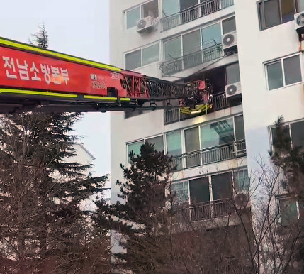 20일 전남 광양시의 한 아파트에 화재가 발생해 자녀 3명 고립된 현장. [전남 광양소방서 제공]