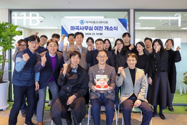 김정훈(앞줄 가운데) 우미에스테이트 대표와 임직원들이 지난 19일 서울 강서구 마곡 뉴브 클라우드힐스에서 사무실 이전을 기념하며 기념 촬영을 하고 있다. [우미건설 제공]