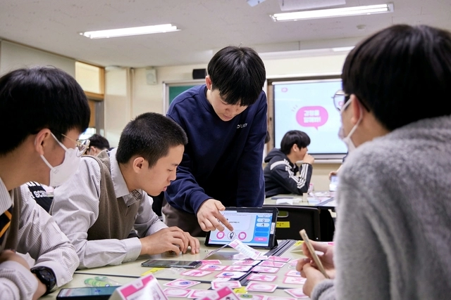 대학생 멘토가 중학생들에게 마음보호훈련 교육하는 모습. [삼성생명 제공]

