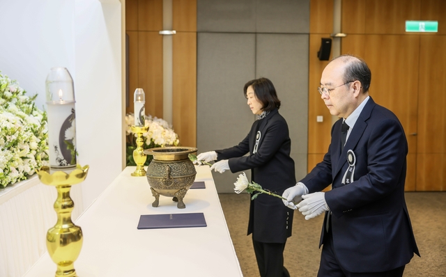20일 故 김상하 명예회장 5주기 추도식에서 장남 김원 부회장이 헌화하고 있다. 삼양그룹 제공.