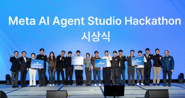 ‘메타 AI 에이전트 스튜디오 해커톤’ 에서 우수과제로 선정된 참여자들이 기념촬영하고 있다. 메타넷 제공