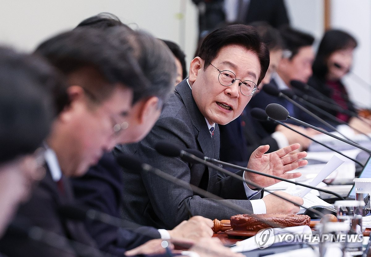 李대통령 “감시망 구멍났나…北 무인기 침투, 전쟁 개시나 마찬가지”