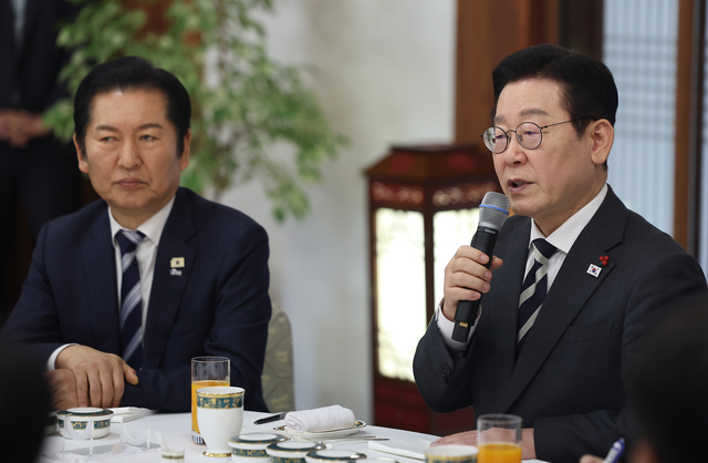 이재명 대통령이 16일 청와대 상춘재에서 열린 정당 지도부 초청 오찬에서 발언하고 있다. 왼쪽은 정청래 더불어민주당 대표. [연합뉴스]