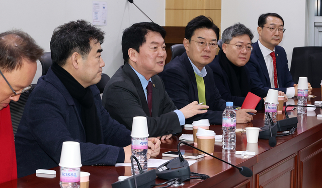 국민의힘 초재선모임인 ‘대안과미래’ 소속 의원들이 20일 서울 국회 의원회관에서 모임을 갖고 얘기를 나누고 있다. [연합뉴스]