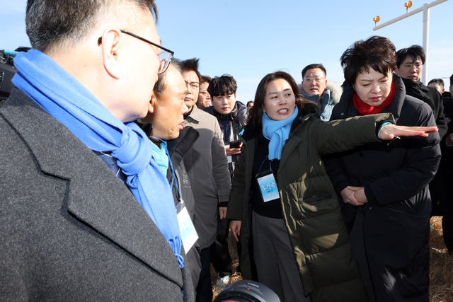 20일 무안국제공항에서 열린 12·29 여객기 참사 진상규명을 위한 국정조사특별위원회 현장조사에서 유가족들이 국토부 관계자들에게 항의하고 있다. [연합뉴스]