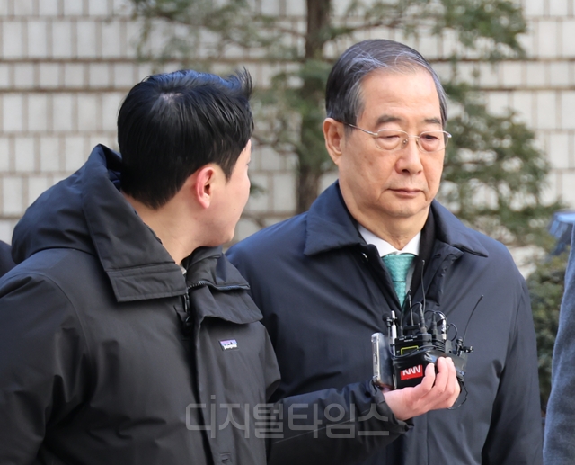 한덕수 전 국무총리가 21일 서울중앙지방법원에서 열린 내란 우두머리 방조, 내란 중요임무 종사 등 혐의 사건 1심 선고 공판에 출석하고 있다.