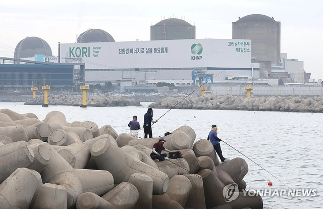 부산 기장군 장안읍 월내 쪽에서 바라본 고리 원전 (오른쪽부터) 1·2·3·4호기의 모습. [연합뉴스]