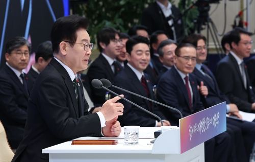 이재명 대통령이 21일 청와대 영빈관에서 열린 신년기자회견에서 발언하고 있다.   [연합뉴스]