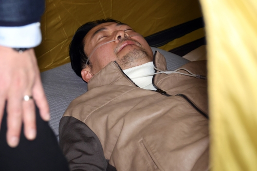 통일교·공천헌금 ‘쌍특검’ 수용을 요구하며 단식 7일 차를 맞은 국민의힘 장동혁 대표가 21일 국회 로텐더홀 단식 농성장을 찾은 개혁신당 이준석 대표와 만나 대화를 나눈 뒤 자리에 눕고 있다.  [사진공동취재단]