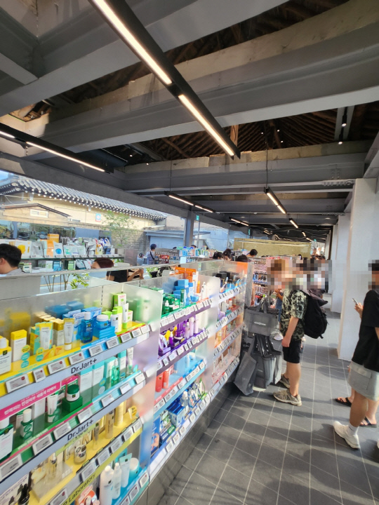 올리브영 경주황남점에서 외국인 관광객이 제품을 살펴보고 있다. 사진= 김수연기자 newsnews@
