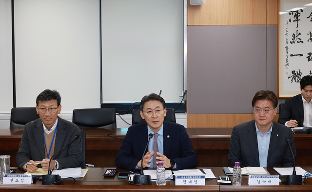 권대영(가운데) 금융위원회 부위원장이 21일 오전 서울 종로구 정부서울청사에서 개최한 금융업권 생산적 금융협의체에서 금융감독원 소비자보호총괄 부원장보, KB금융지주, 우리금융지주, iM금융지주, 한국투자증권, KB증권, 한화생명, 삼성화재, 한국산업은행, 중소기업은행의 생산적 금융 담당 임원 등 생산적 금융으로의 전환의 주체인 금융업권과 지속적인 소통과 협력을 위해 논의하고 있다. [금융위원회 제공]