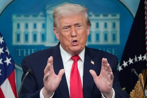 백악관 브리핑룸에서 회견하는 트럼프 대통령. AP 연합뉴스
