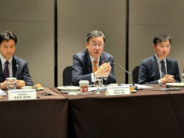 박윤규 정보통신산업진흥원장이 21일 서울 엘타워에서 ‘2026 NIPA 통합 사업설명회’에 앞서 가진 기자간담회에서 올해 사업 추진 방향에 대해 공유하고 있다. 팽동현 기자