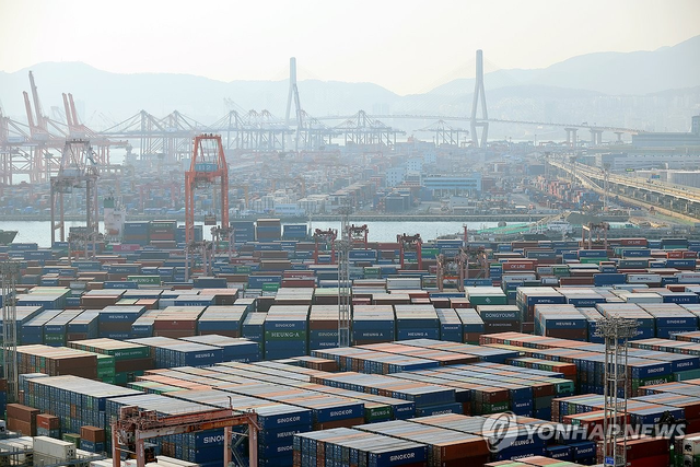 부산항 북항 컨테이너들 [연합뉴스 자료사진]
