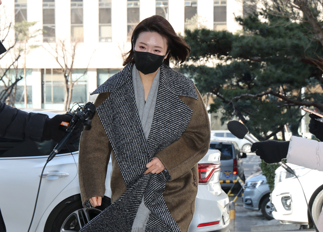 더불어민주당 소속이었던 김병기 의원의 공천헌금 의혹에 연루된 이지희 동작구의회 부의장이 21일 서울 마포구 서울경찰청 공공범죄수사대에 정치자금법 위반 혐의로 조사를 받기 위해 출석하고 있다. 연합뉴스