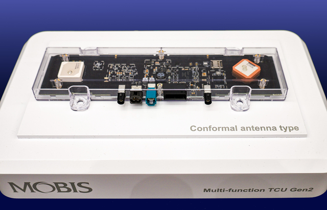 5G 무선통신 기반 안테나 일체형 텔레매틱스 솔루션(MTCU) 전시품. 현대모비스 제공