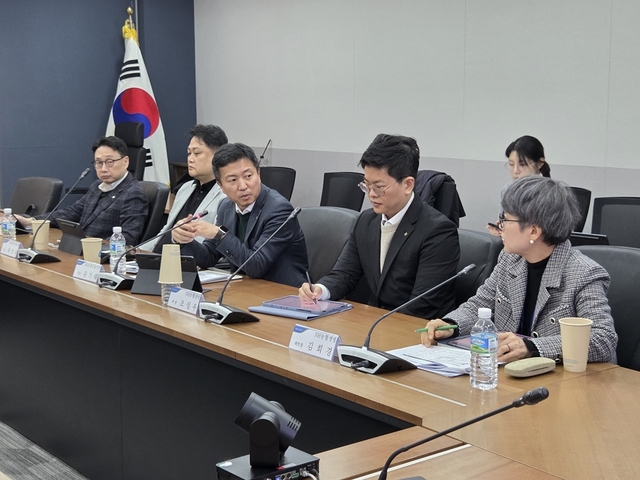 윤기태 NH농협금융 금융소비자보호총괄책임자가 지난 19일 서울 중구 농협중앙회 본관에서 ‘2026년 제1차 농협금융 금융소비자보호협의회’를 주재하고 있다. [NH농협금융 제공]