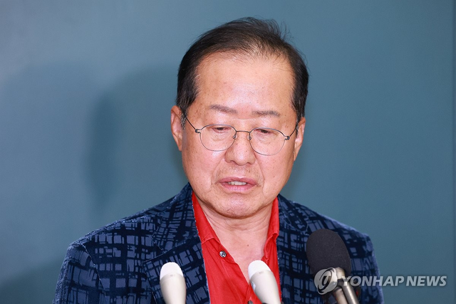 홍준표 전 대구시장이 17일 인천국제공항 제1여객터미널을 통해 귀국해 취재진과 인터뷰하는 모습. 연합뉴스