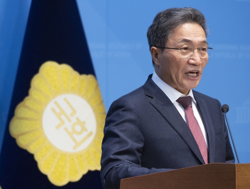 이학재 인천국제공항공사 사장이 20일 국회 소통관에서 ‘대통령실의 인천공항 공사 불법 인사 개입’을 주장하는 기자회견을 하고 있다. 이 사장은 “정기 인사를 둘러싼 대통령실과 국토부의 불법 개입이 지난해 말부터 심각했다”고 기자회견에서 주장했다. [연합뉴스]