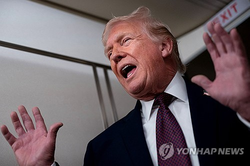 기내에서 답변하는 트럼프 대통령. [로이터=연합뉴스]