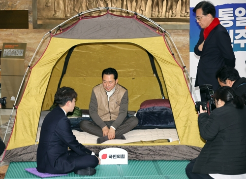 통일교·공천헌금 ‘쌍특검’ 수용을 요구하며 단식 7일 차를 맞은 국민의힘 장동혁 대표가 21일 국회 로텐더홀 단식 농성장을 찾은 개혁신당 이준석 대표와 대화하고 있다. 오른쪽은 송언석 원내대표. [연합뉴스]