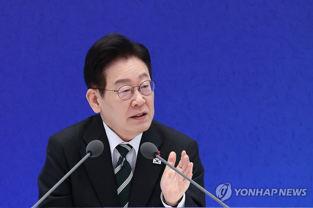 이재명 대통령이 21일 청와대 영빈관에서 열린 신년기자회견에서 발언하는 모습. 연합뉴스