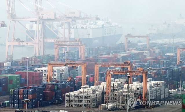 경기도 평택항 컨테이너. 연합뉴스
