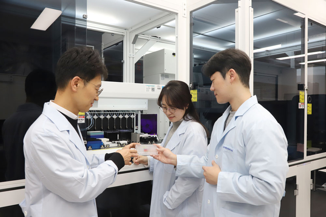 이대희(왼쪽 첫번째) 생명연 박사와 연구팀. 생명연 제공.