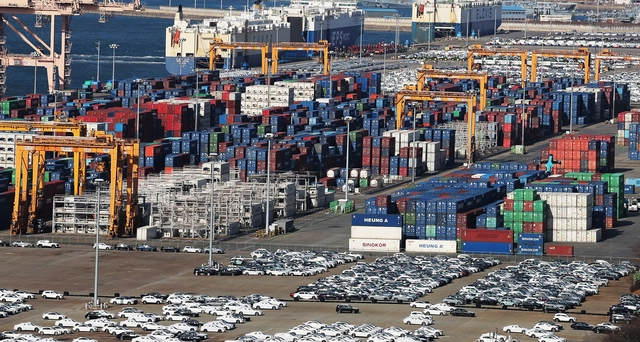 지난 1일 경기도 평택항에 컨테이너가 쌓여 있는 모습. [연합뉴스]
